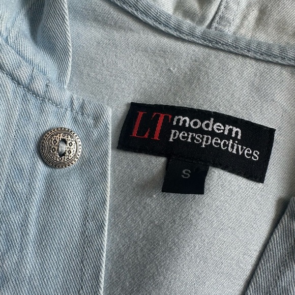 Trendy Lord & Taylor Light Weight ButtonUp Denim Jacket With Hoodie and Pockets - Picture 4 of 6